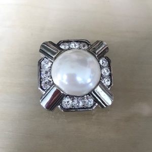 The Franklin Mint Jackie Kennedy Collection Pearl Brooch with Crystals